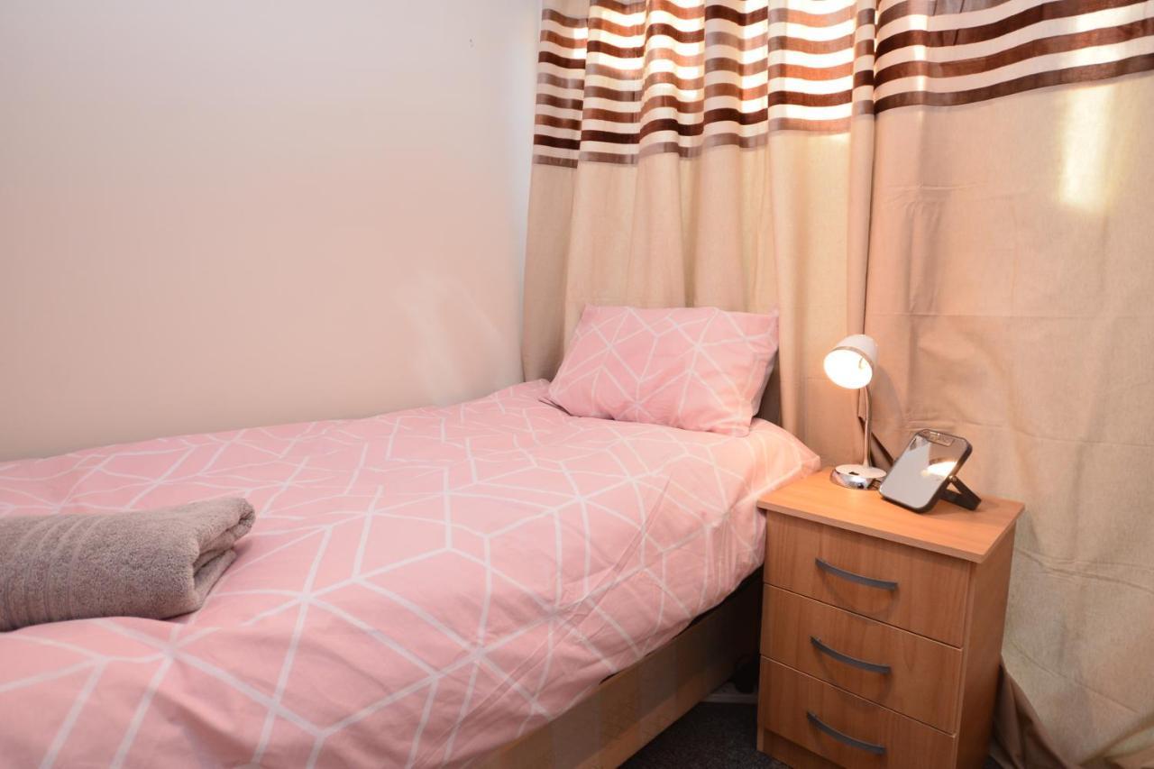 London Luxury 5 Bedroom House 2 Min Walk To The Tube Station 达格纳姆 外观 照片